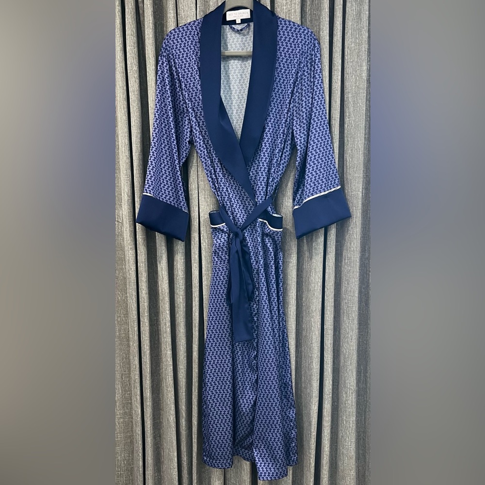 Beautiful Bed to Brunch satin feel long Robe size XL
